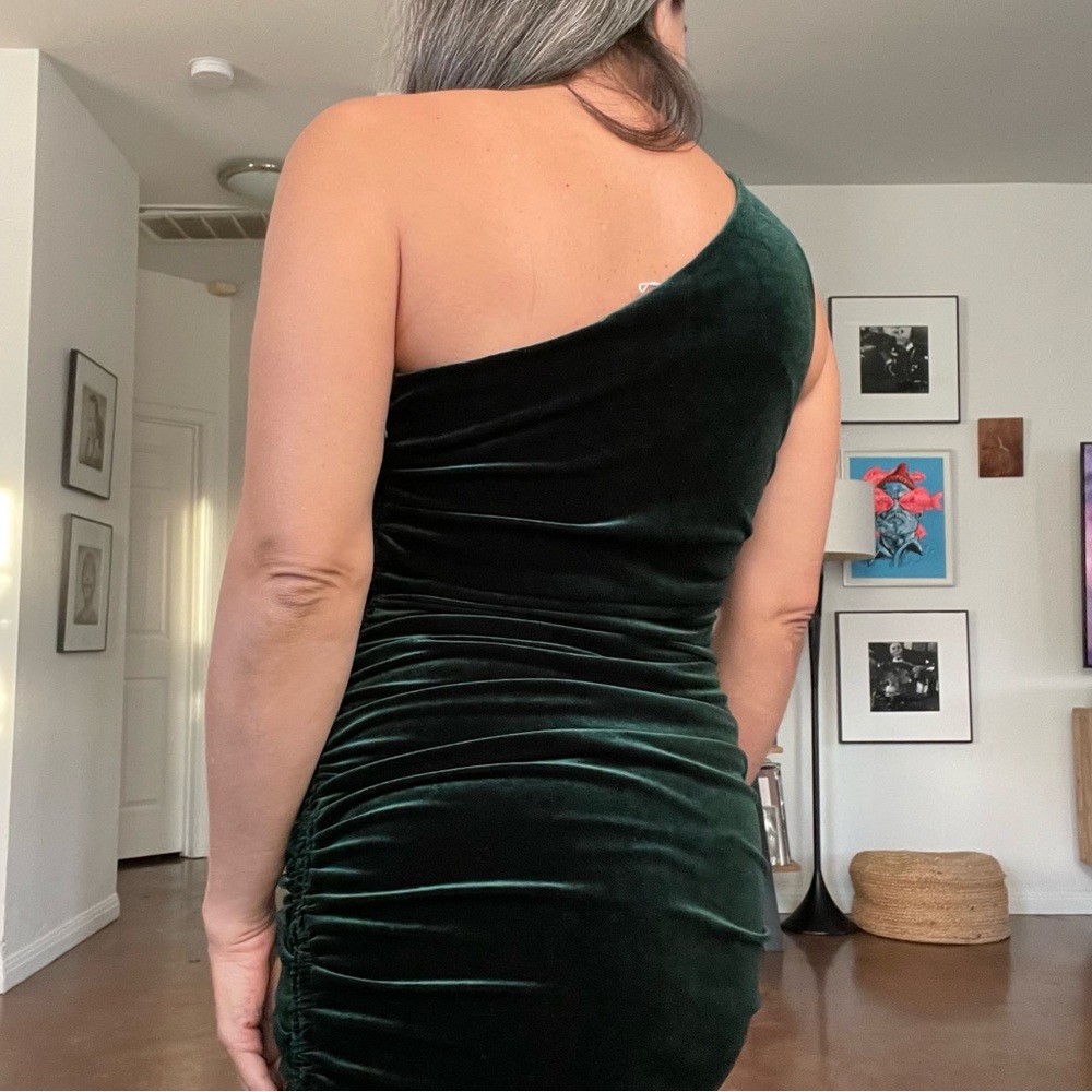 NWT Perfect for a Holiday Party! Luxe Emerald Velvet Ruched Sides One Shoulder. - Picture 7 of 13